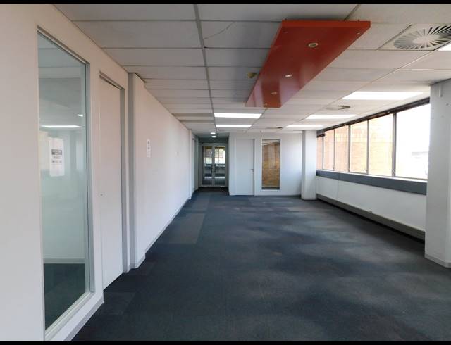 1,306M² OFFICE TO LET IN FERNDALE